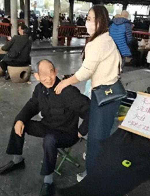 开云-长沙公园惊现 “老年服务圈”！低价刚需服务，姑娘边服务边唠嗑